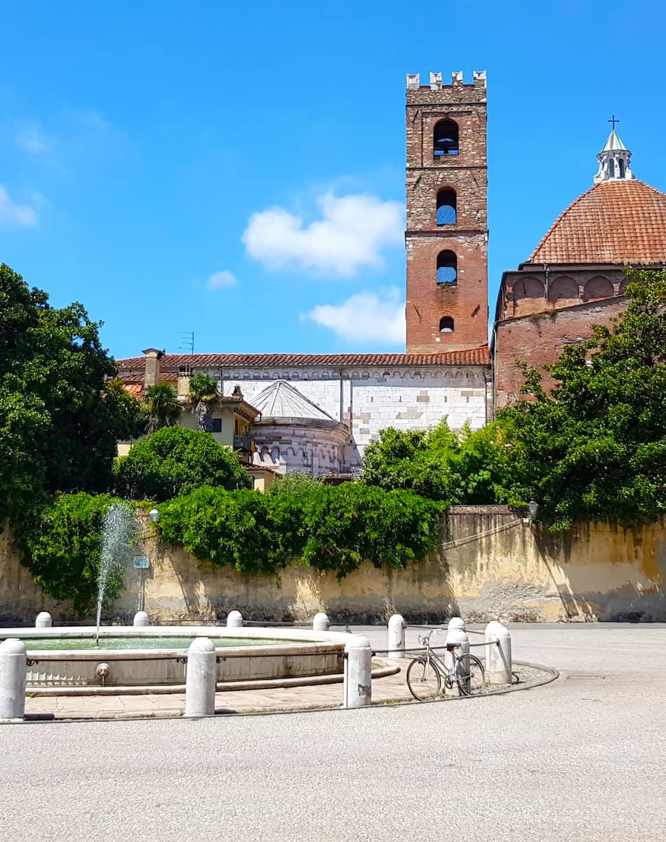 Piazza dell'Anfiteatro, Lucca Piazza dell'Anfiteatro, Lucca