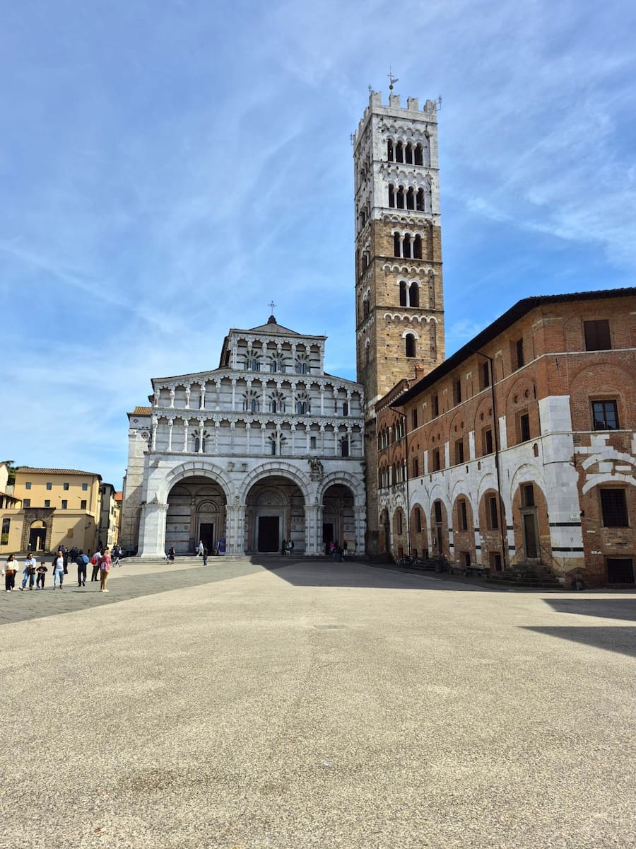 Piazza dell'Anfiteatro, Lucca Piazza dell'Anfiteatro, Lucca
