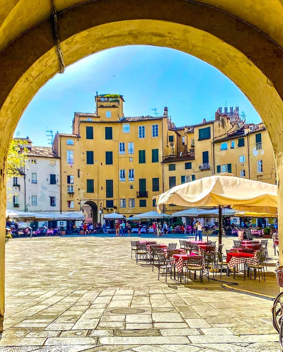 Piazza dell'Anfiteatro, Lucca Piazza dell'Anfiteatro, Lucca